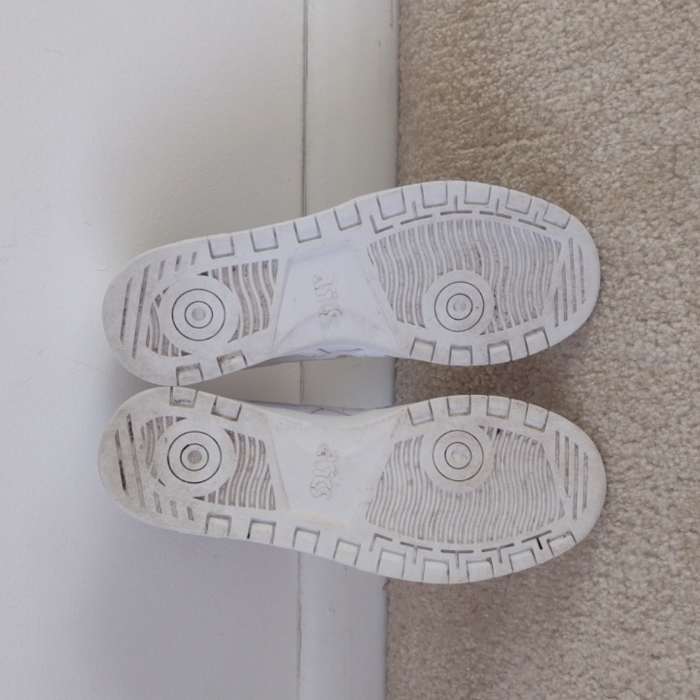 Women's Asics size 7 color white court shoe - Picture 3 of 6